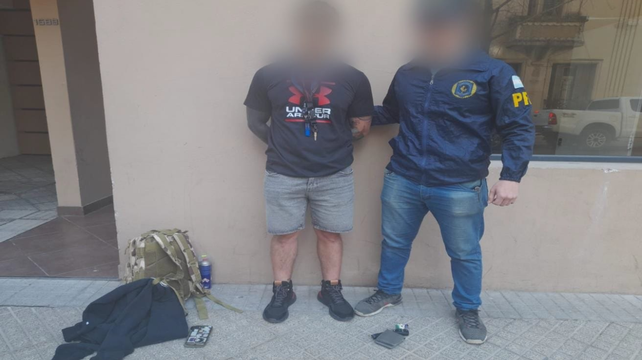 El sospechoso de abastecer fiestas electrónicas detenido en la vía pública en Montevideo y Juan Manuel de Rosas. 