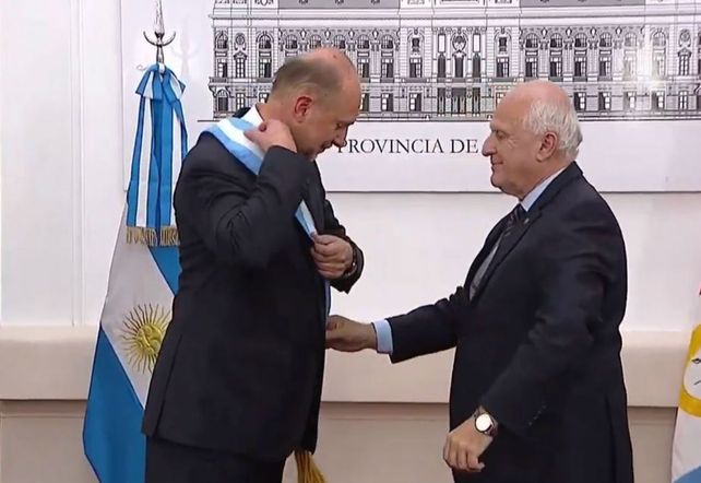 Omar Perotti recibó la banda por parte de Miguel Lifschitz.