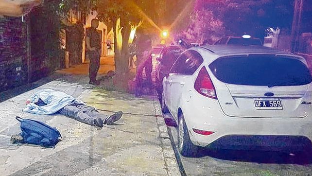 Glew. Los tres ladrones saltaron el muro y entraron a la casa