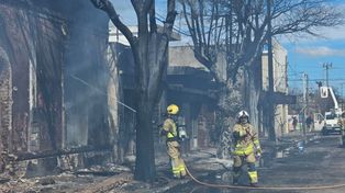 Explosión de tanques de gasoil en Totoras: el combustible ardió en las calles y alcanzó vehículos y viviendas