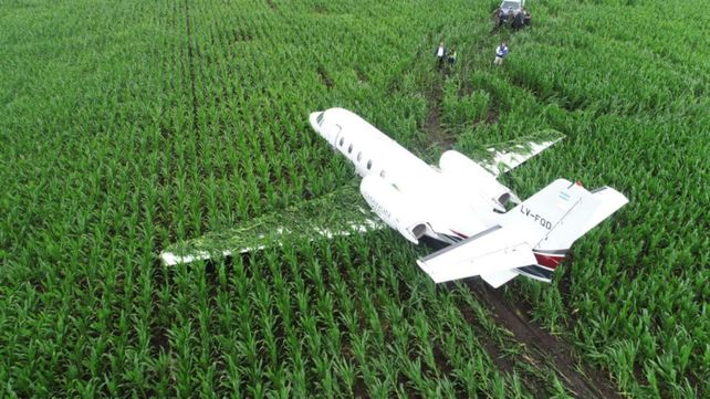 Impactantes imágenes del avión que aterrizó de emergencia en un campo