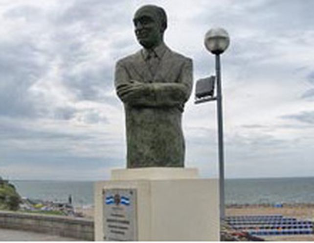 V&aacute;ndalos destruyeron el monumento de Olmedo en Mar del Plata