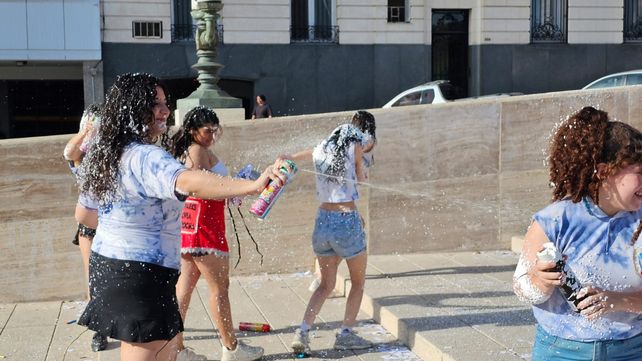 Los estudiantes llevaron espuma al Patio Cívico.