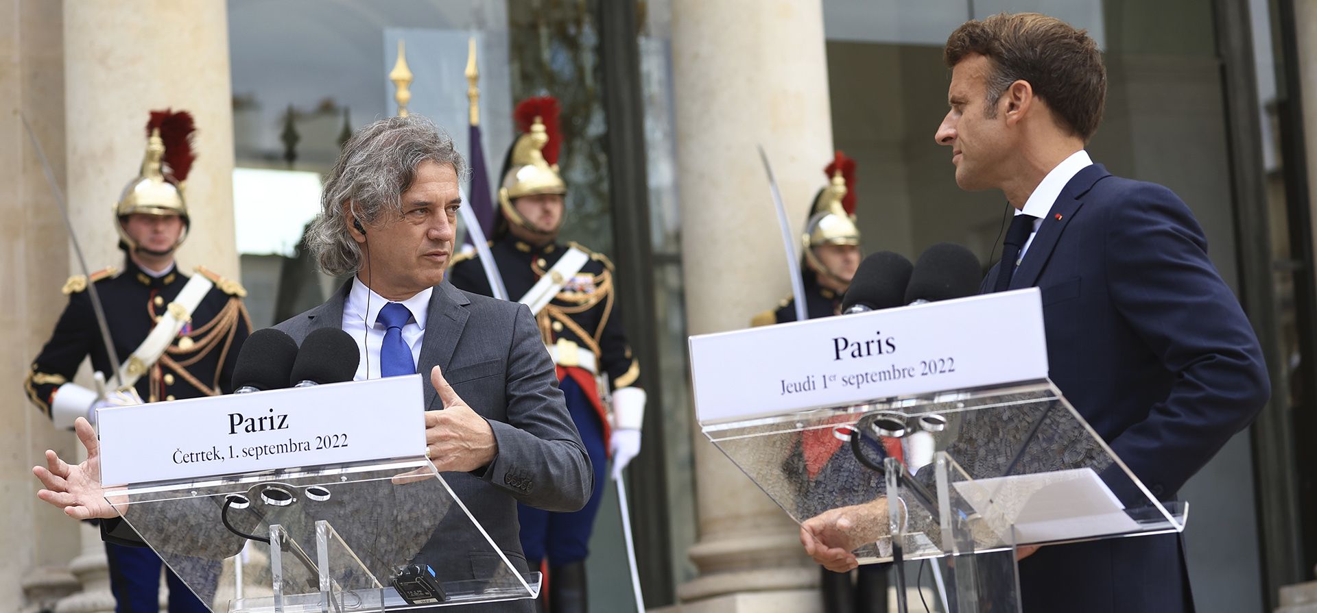 El presidente francés, Emmanuel Macron, a la derecha, escucha al primer ministro de Eslovenia, Robert Golob, mientras habla con los periodistas antes de su encuentro privado el jueves 1 de septiembre de 2022 en el Palacio del Elíseo en París.