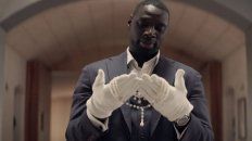 Omar Sy como Assane Diop. Todo comienza con el robo al Louvre de un collar que perteneció a María Antonieta y que selló la suerte de su padre. Omar Sy como Assane Diop. Todo comienza con el robo al Louvre de un collar que perteneció a María Antonieta y que selló la suerte de su padre.