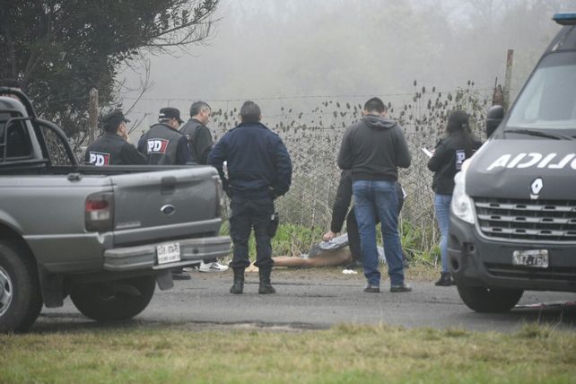 La policía trabaja esta mañana en la colectora de Circunvalación tras el hallazgo del cadáver. &nbsp;