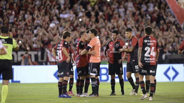 Los compañeros se unen en el saludo a la Fiera.