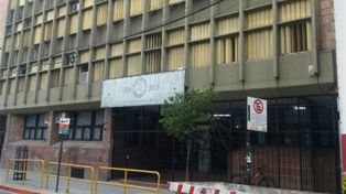 La Escuela Domingo Faustino Sarmiento, en Buenos Aires al 900, donde funciona el Eempa virtual 1330.