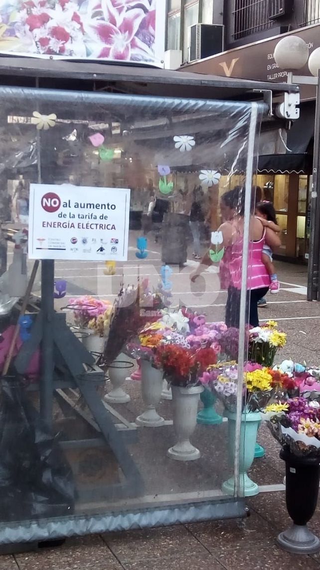 Con carteles en las vidrieras, los comercios santafesinos se quejan de las tarifas eléctricas