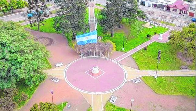 La bella plaza de una pequeña localidad con un fuerte perfil productivo agropecuario y textil.