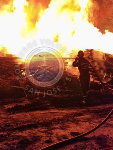 Voraz incendio en un depósito de madera demandó un intenso operativo en San José