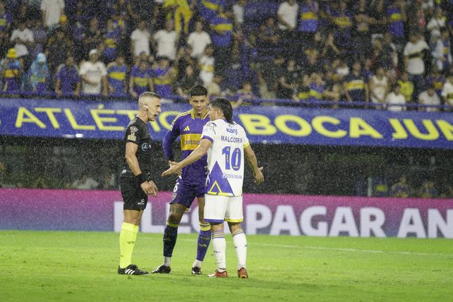 Malcorra discute con el árbitro Mastrángelo y con Rojo, en La Bombonera. Ese día Nacho fue amonestado.