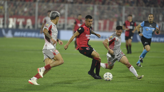 Juan Ignacio Méndez aparece rodeado en la dura derrota de Newells frente a Estudiantes.