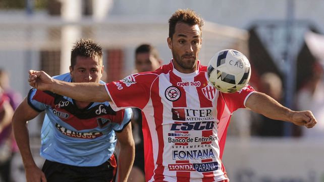 Brown de Adrogué le ganó a Atlético Paraná en el último suspiro
