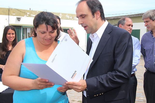 El Municipio regularizó la situación dominial de 27 familias de barrios del Oeste