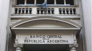 &nbsp;De acuerdo con los datos del Banco Central citados por Ieral, las compras netas de billetes y divisas realizadas por el sector privado se acercaron a los u$s 2.700 millones en agosto.
