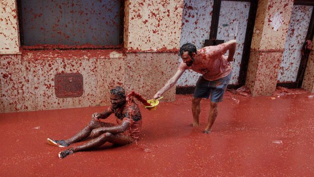 Tomatina, la batalla roja celebra su fiesta anual con un mensaje contra la homofobia