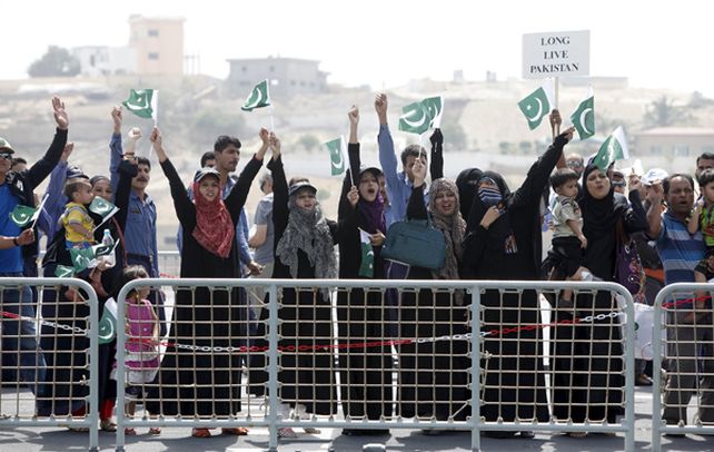 Crisis. Ciudadanos paquistaníes que fueron evacuados de Yemen llegan a Karachi a bordo de una nave militar.