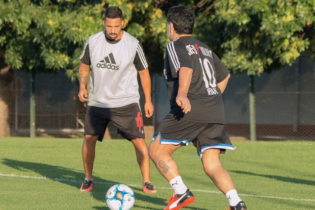 Maradona se unió al entrenamiento y anotó dos goles vestido de Riestra.&nbsp;