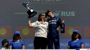 Felicidad. El pibe rosarino Thomas Ricciardi festeja en familia, en el podio del Mouras de La Plata. Primer triunfo en la ACTC.