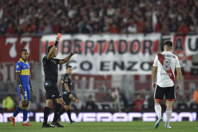 Pararon al árbitro Darío Herrera por su actuación en el Superclásico