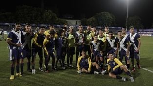 Todo el plantel de Central festeja tras el cierre del encuentro, antes de pegarse la vuelta a Rosario.&nbsp;