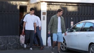 Así salieron los dos rugbiers franceses acusados de violación de la casa en la que estaban detenidos en Mendoza.