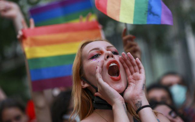 Una manifestante corea consignas en el centro de Estambul. La policía utilizó gas lacrimógeno para dispersar a la multitud y detuvo a algunas decenas de manifestantes LGTBI mientras cientos desafiaban la prohibición de organizar un evento de orgullo gay.