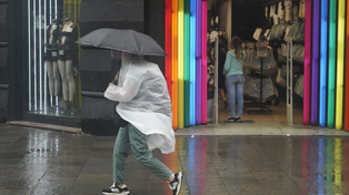 Las compras navideñas de este sábado por la mañana se hicieron bajo las lluvias que azotaron a Rosario.