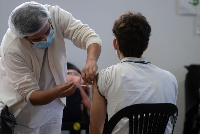 Todavía queda una porción de gente joven sin recibir la segunda dosis.