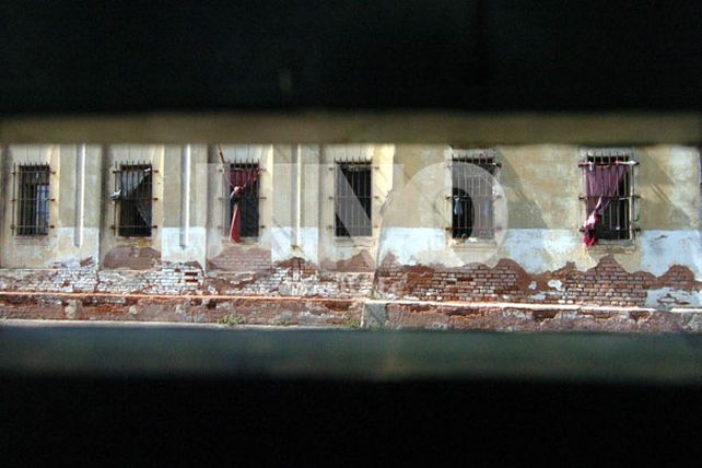 A las vista de todos, se baten a duelo en la cárcel de Coronda y un preso resultó muerto