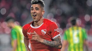 Leandro Fernández festeja el segundo gol de Independiente.