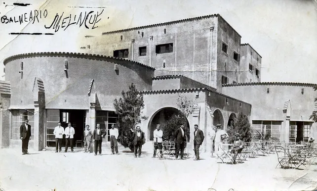 El viejo hotel de Melincué fue construido en 1933 por Bartolomé Terzasno y Arístides Maguensani. Fue reinagurado en 1967.