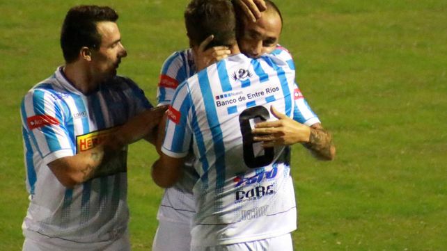 Alfredo Ramírez festeja con sus compañeros el primer gol del equipo entrerriano.&nbsp;