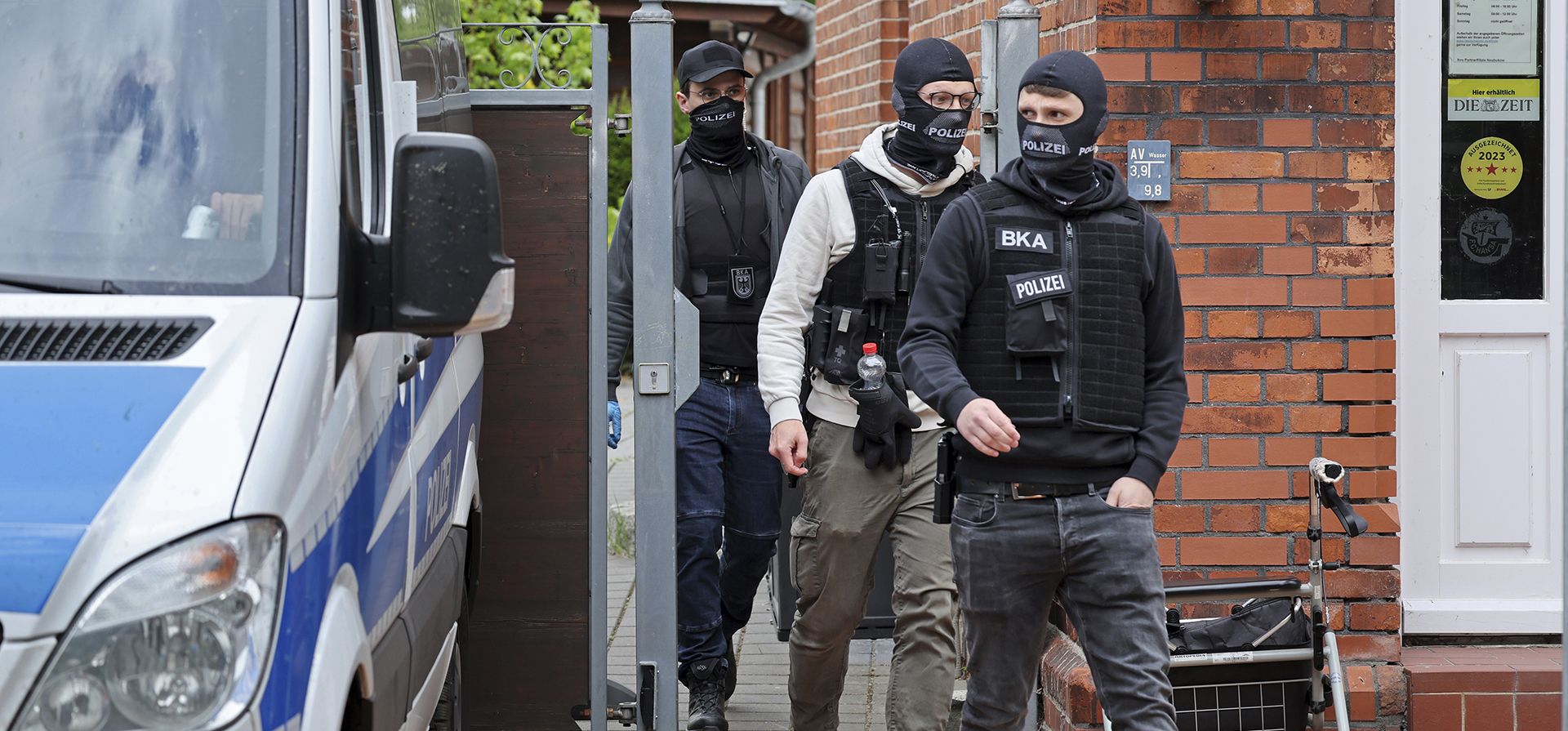 La policía registra salas en el edificio del Altes Postamt en Neubukow, Alemania, el miércoles 21 de mayo de 2025. (Bernd Wuestneck/dpa vía AP) La policía registra salas en el edificio del Altes Postamt en Neubukow, Alemania, el miércoles 21 de mayo de 2025. (Bernd Wuestneck/dpa vía AP)