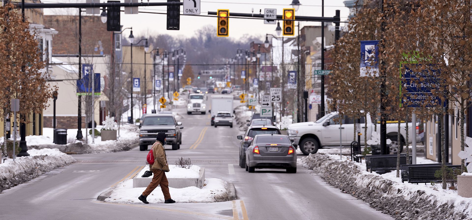 Un peatón cruza la avenida Central en el centro de la ciudad, el martes 14 de enero de 2025, en Middletown, Ohio. La ciudad es la ciudad natal del vicepresidente electo JD Vance. (Foto AP/Kareem Elgazzar) Un peatón cruza la avenida Central en el centro de la ciudad, el martes 14 de enero de 2025, en Middletown, Ohio. La ciudad es la ciudad natal del vicepresidente electo JD Vance. (Foto AP/Kareem Elgazzar)