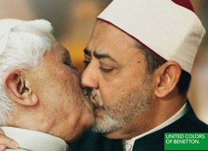Benetton escandaliza al mundo con fotos trucadas de l&iacute;deres bes&aacute;ndose
