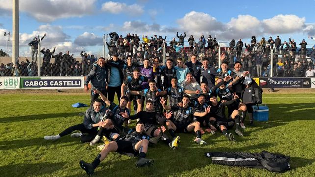 El equipo del León que se consagró campeón en Casilda tras vencer al Tricolor.&nbsp;