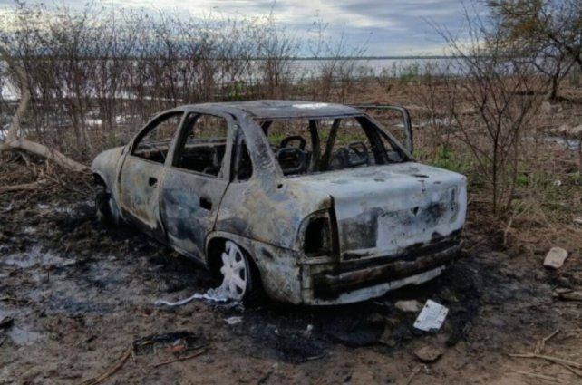 El Chevrolet Corsa quedó destruido en Villa Gobernador Gálvez.