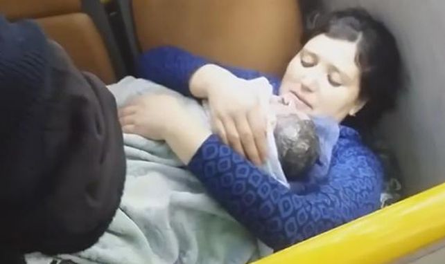 Felicidad. La mujer sostiene contra su pecho a su hijo recién nacido.