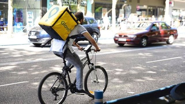 En bici. Un repartidor en la zona del centro de Buenos Aires.