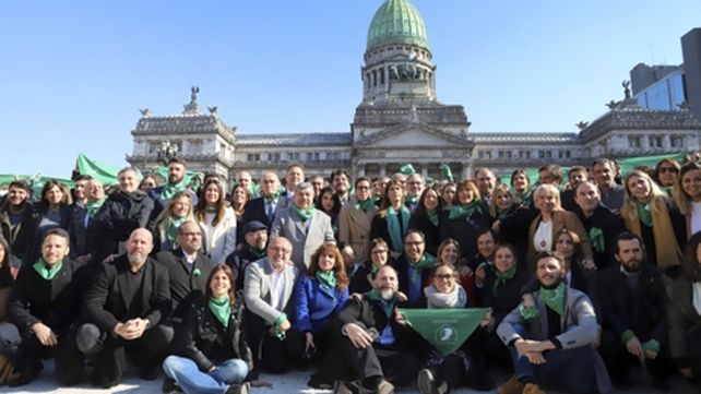 Proaborto. Funcionarios y dirigentes macristas posaron ayer para apoyar el aborto frente al Congreso.