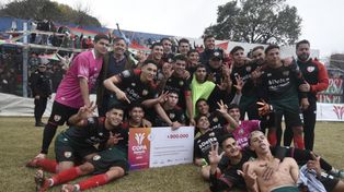 Coronel Aguirre está de fiesta. El Rojiverde de Villa Gobernador Gálvez goleó a Argentino y sigue en la Copa Santa Fe 2025.&nbsp;