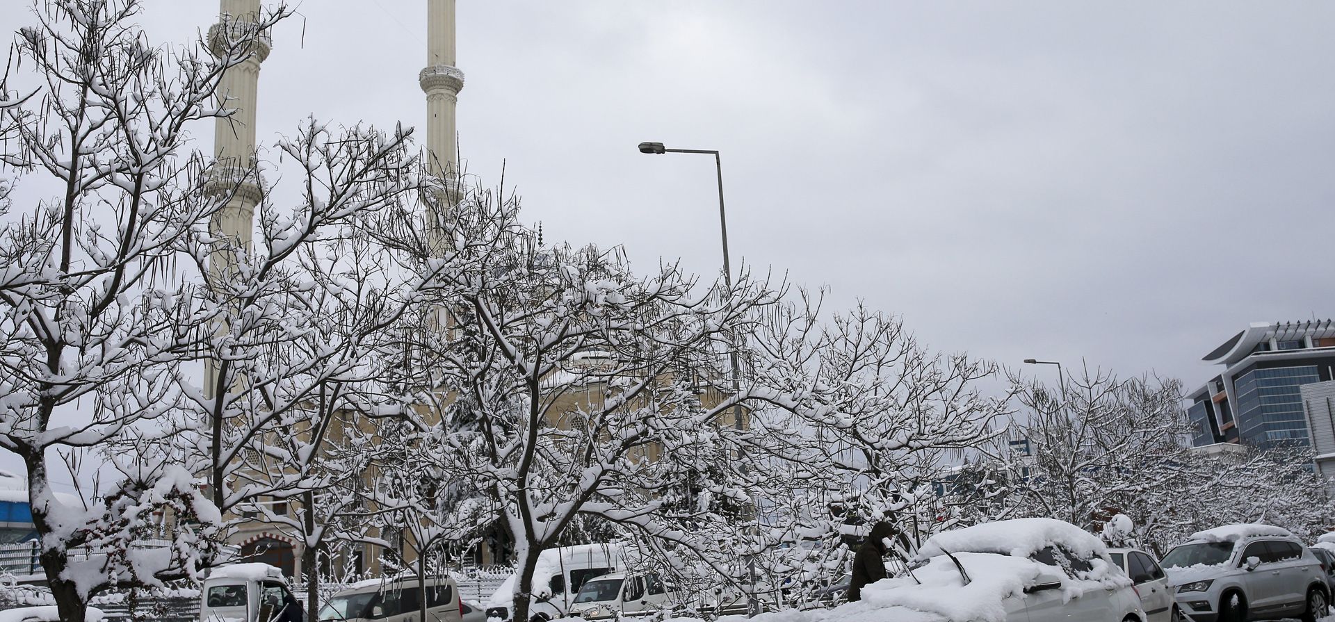 Una intensa nevada dejó las callles cubierta de nieve en Estambul. Los equipos de rescate se apresuraron el martes para despejar las carreteras que se paralizaron después de que un frente frío masivo y tormentas de nieve azotaran gran parte de Turquía y Grecia.