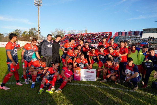 Los jugadores de Central Córdoba celebran la goleada y el pase de ronda en Copa Santa Fe.