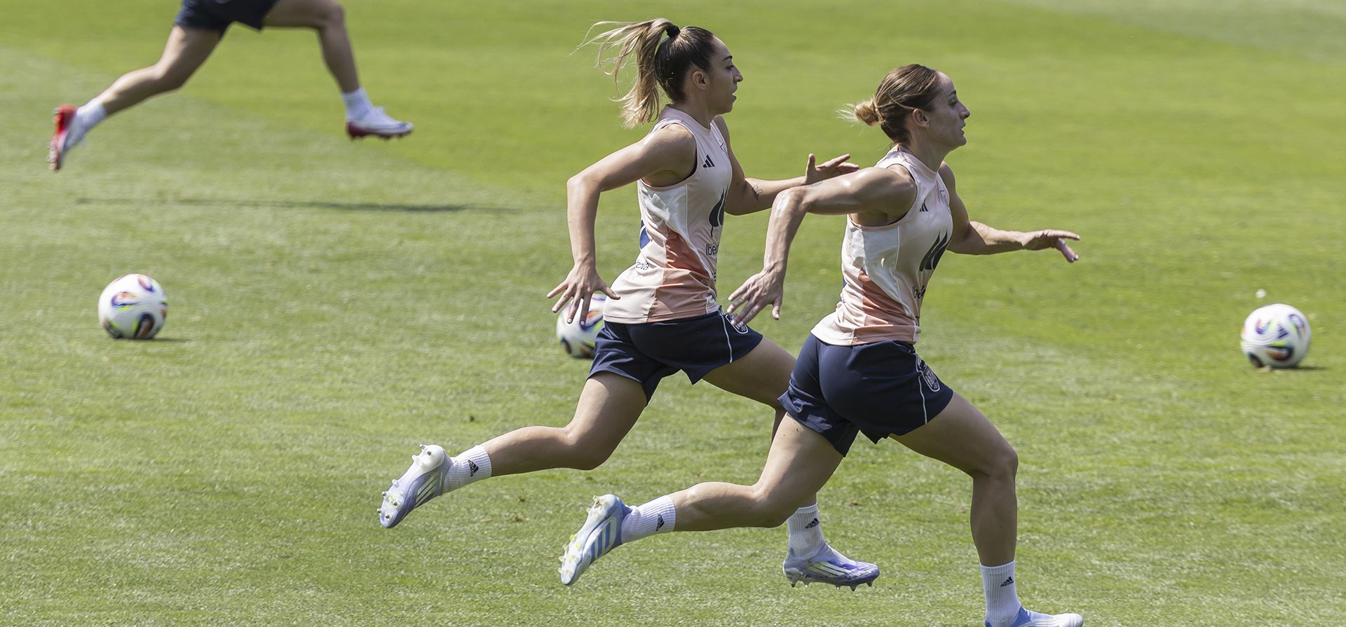 Las españolas Olga Carmona (izquierda) y Esther González Rodríguez (derecha) entrenan con la selección femenina española de fútbol en Lausana, Suiza, el lunes 30 de junio de 2025, antes de la Eurocopa Femenina de la UEFA 2025. (Cyril Zingaro/Keystone vía AP) Las españolas Olga Carmona (izquierda) y Esther González Rodríguez (derecha) entrenan con la selección femenina española de fútbol en Lausana, Suiza, el lunes 30 de junio de 2025, antes de la Eurocopa Femenina de la UEFA 2025. (Cyril Zingaro/Keystone vía AP)