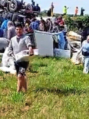 Volcó un camión cargado de pollos congelados y vecinos se llevaron la mercadería
