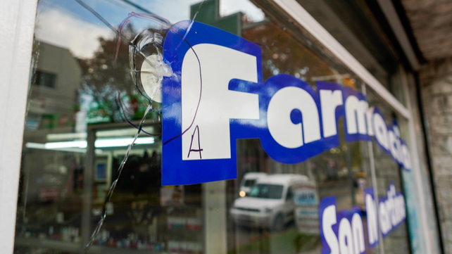 Uno de los impactos en la vidriera de la farmacia de Sorrento al 700