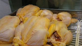 La baja del poder adquisitivo llevó a los consumidores a reemplazar la carne vacuna por la de pollo.