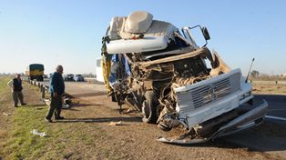 Chocaron dos camiones en la autopista a Buenos Aires y el tr&aacute;nsito est&aacute; reducido